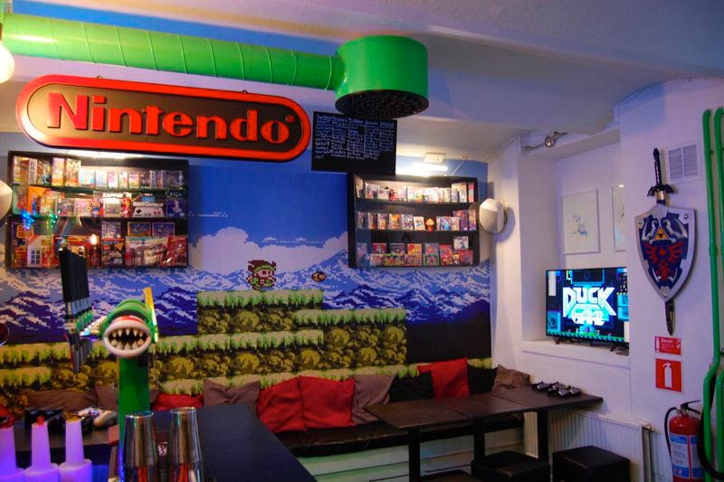 N3rdsbars lokal med Nintendo-skylt och grön ventilation som efterliknar tunnlarna i Mario